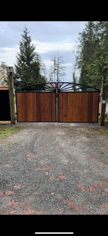Arched motorized double driveway gate in cedar